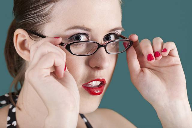 如何保护眼镜镜片和镜架，日常佩戴应该注意什么？